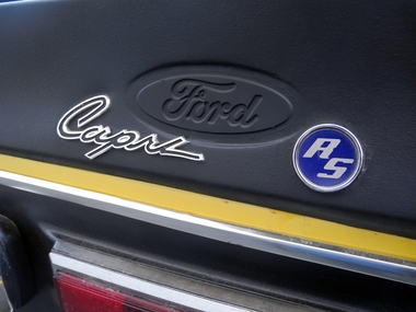 Ford und RS Signet dazu Capri Schriftzug in Metall
Ford and RS signet plus Capri lettering in metal
Signes Ford et RS et logo Capri en mtal